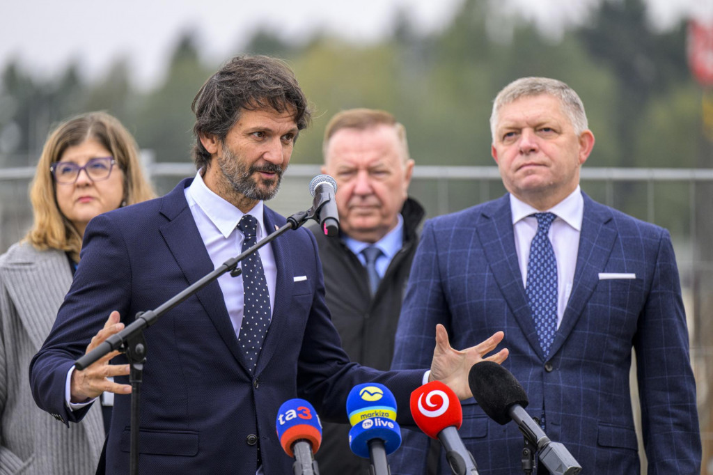 Na snímke sprava predseda vlády Robert Fico a minister obrany Robert Kaliňák (obaja Smer-SD) počas tlačovej konferencie k výstavbe novej vojenskej nemocnice v Prešove. FOTO: TASR/Veronika Mihaliková