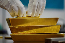 Cena zlata v úvode nového týždňa pokračuje v raste na nové rekordné hodnoty. FOTO: Reuters