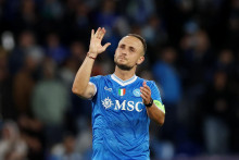 Svalové zranenie z víkendového zápasu Serie A Lobotkovi neumožní nastúpiť v drese Slovenska. FOTO: REUTERS