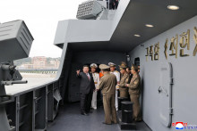 Severokórejský vodca Kim Čong-un navštívil námorný torpédoborec Čche Hjon. FOTO: Reuters/KCNA