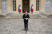 Odchádzajúci predseda vlády Sébastien Lecornu oznámil odchod z úradu prezidentovi Macronovi aj verejnosti. FOTO: Reuters