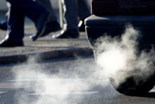 Vládna koalícia kresťanských a sociálnych demokratov v Berlíne zatiaľ nenašla zhodu v otázke plánového zákazu spaľovacích motorov v EÚ. FOTO: REUTERS