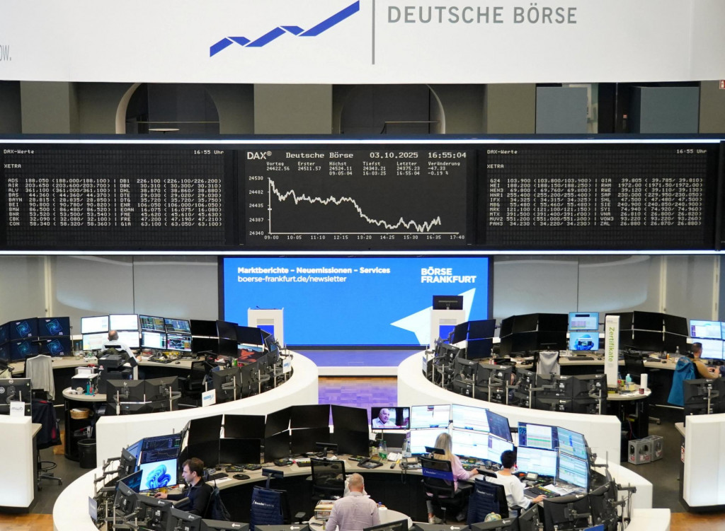 Paneurópsky index STOXX Europe 600, ktorý sleduje obchodovanie na burzách v Británii a vybraných krajinách Európskej únie, okolo 11:30 SELČ odpisoval 0,25 percenta a držal sa tesne nad hranicou 569 bodov. FOTO: REUTERS