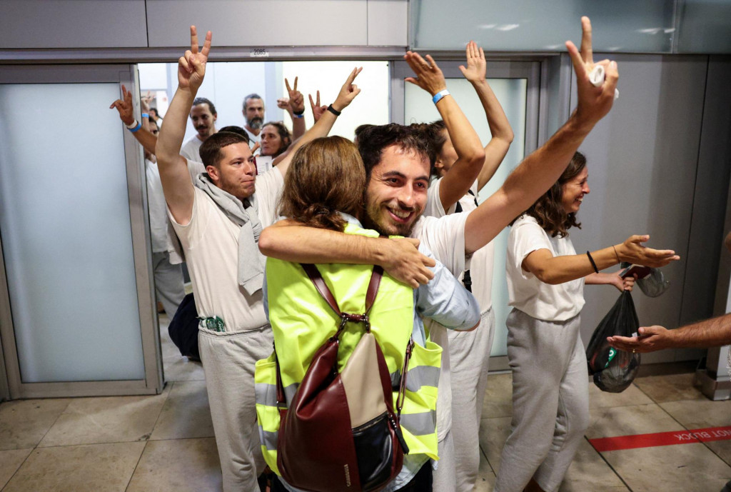 Niektorí španielski aktivisti a politici, ktorí boli súčasťou flotily Global Sumud a ktorých zadržali izraelské sily, oslavujú po prílete na letisko v Madride. FOTO: Reuters
