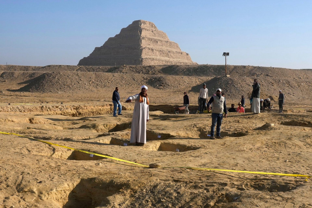 Na archívnej snímke egyptskí archeológovia vykopávajú na mieste Džoserovej stupňovitej pyramídy pri Sakkáre, zhruba 30 km juhozápadne od Káhiry. FOTO: TASR/AP
