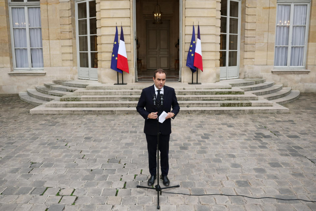 Odchádzajúci predseda vlády Sébastien Lecornu oznámil odchod z úradu prezidentovi Macronovi aj verejnosti. FOTO: Reuters