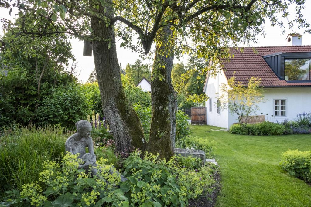 Pri zrekonštruovanej chalupe vznikla záhrada, ktorá citlivo spája pôvodné, moderné, v súlade s prírodou a jej prirodzeným kolobehom. FOTO: Ateliér Flera