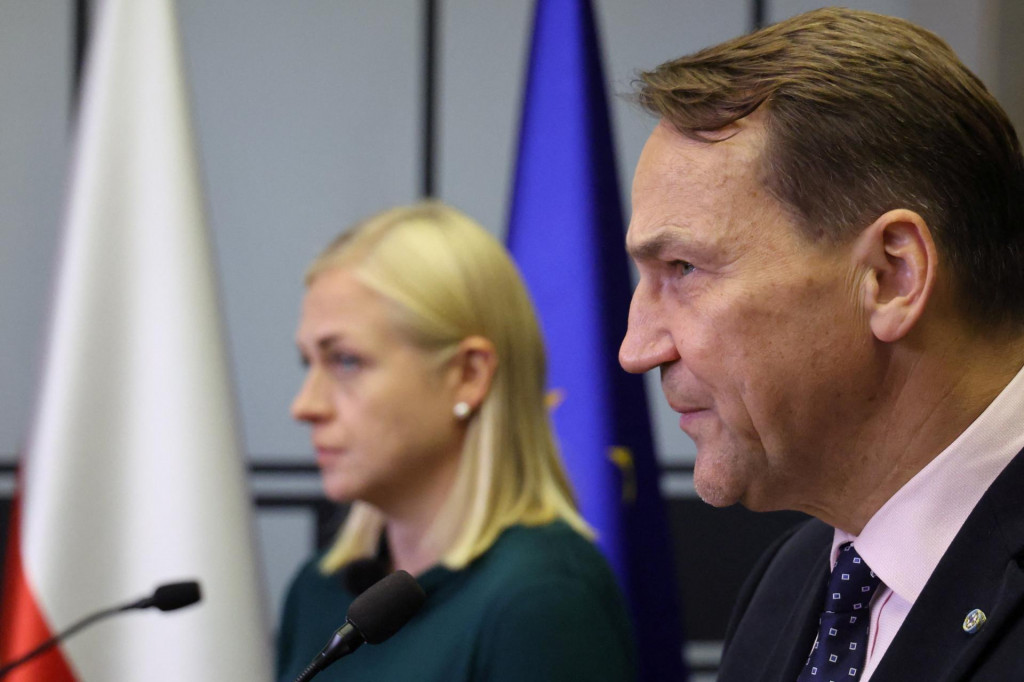 Na snímke fínska ministerka zahraničných vecí Elina Valtonen a jej poľský kolega Radoslaw Sikorski. FOTO: REUTERS/Agencja Wyborcza.pl