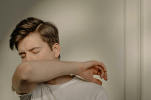 Suchý kašeľ nie je dôvodom na obavy, ak pretrváva len krátkodobo.