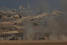 Izraelské tanky sa pohybujú neďaleko hranice s Pásmom Gazy, v južnom Izraeli. FOTO: TASR/AP