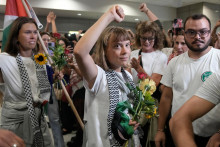 Na snímke uprostred švédska aktivistka Greta Thunbergová, ktorá bola jednou zo zatknutých aktivistov flotily Global Sumud, prichádza na letisko v Aténach v pondelok 6. októbra 2025. FOTO: TASR/AP