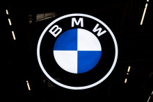 Na archívnej snímke logo nemeckého výrobcu luxusných automobilov BMW. FOTO: TASR/DPA