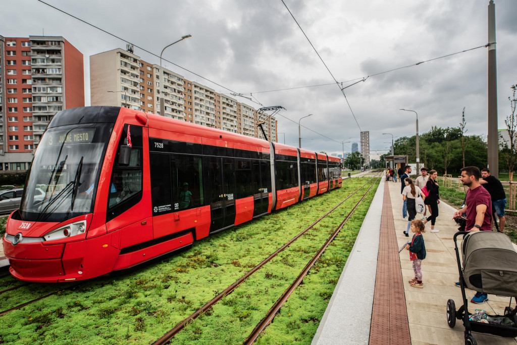 Električkovú trať v Petržalke spustili do prevádzky v júli. Teraz sú v hre ešte drahšie koľaje. FOTO: HN/MIroslava Spodniaková