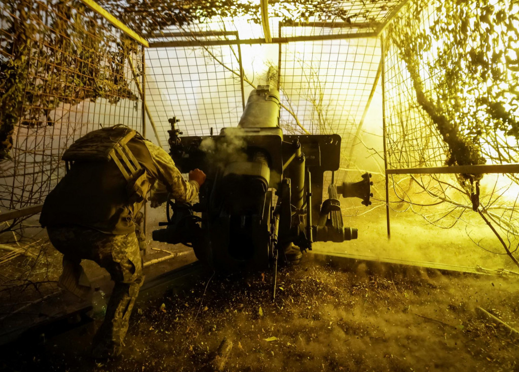 Ukrajinský vojak strieľa z húfnice. FOTO: Reuters