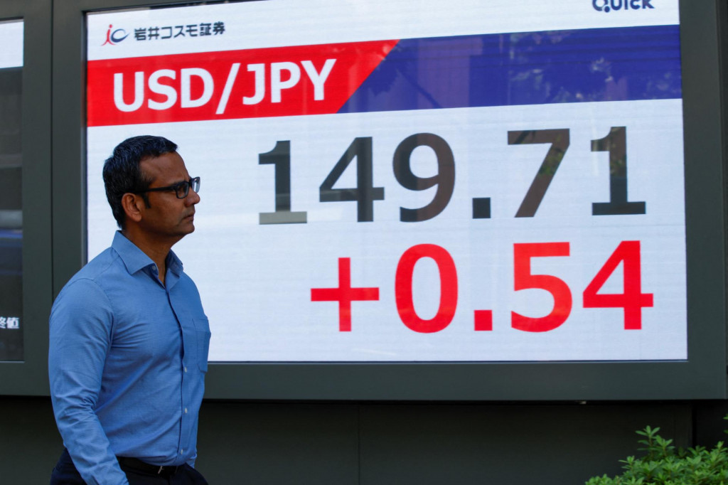 Japonská centrálna banka vlani v marci ukončila mnohoročné obdobie záporných úrokových sadzieb, keď svoju základnú sadzbu zvýšila z mínus 0,1 percenta do pásma nula až 0,1 percenta. FOTO: REUTERS