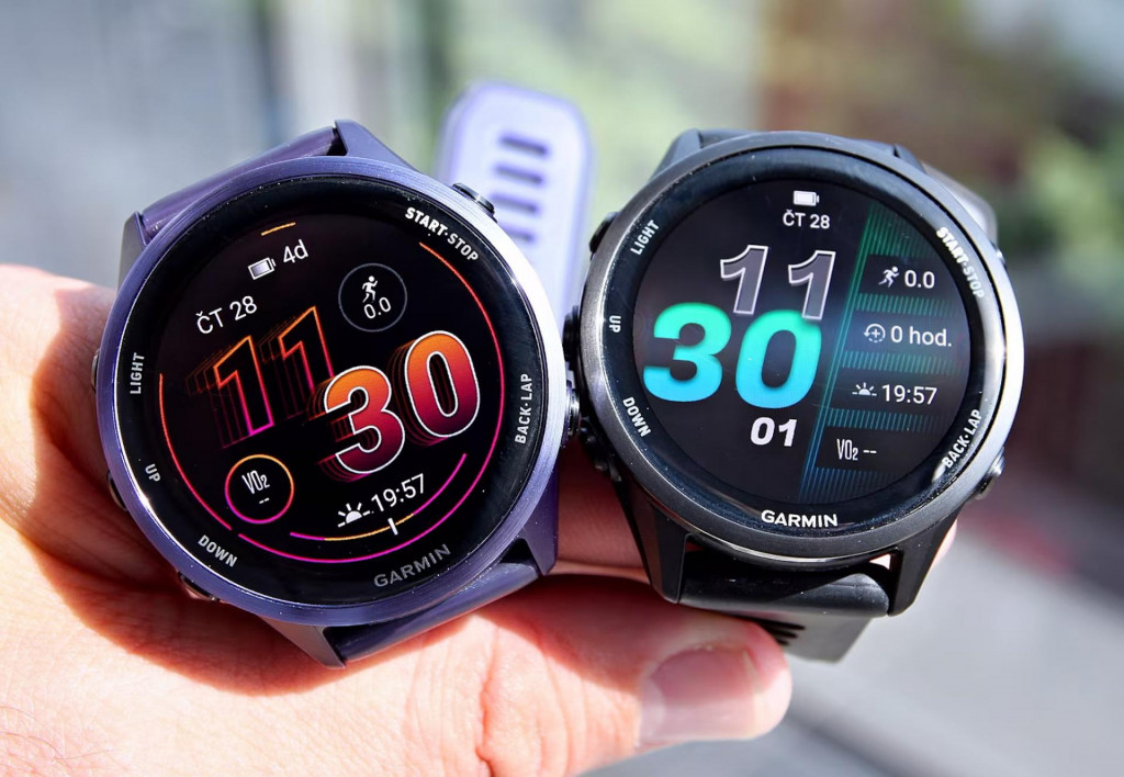 Na snímke sprava hodinky Garmin Forerunner 970 a Forerunner 570.