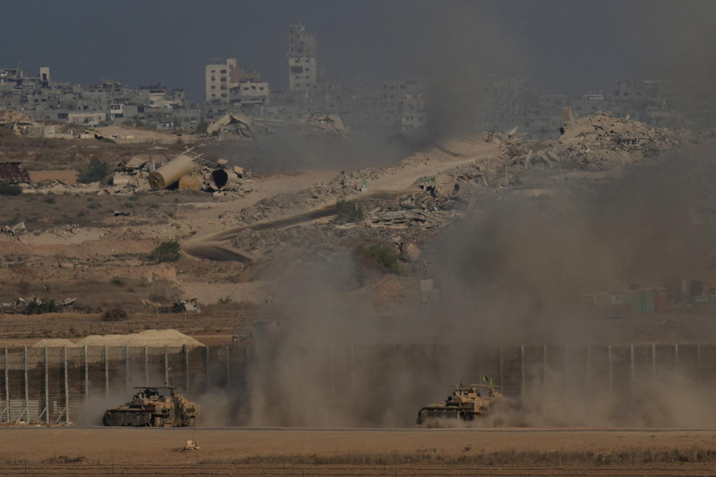 Izraelské tanky sa pohybujú neďaleko hranice s Pásmom Gazy, v južnom Izraeli. FOTO: TASR/AP