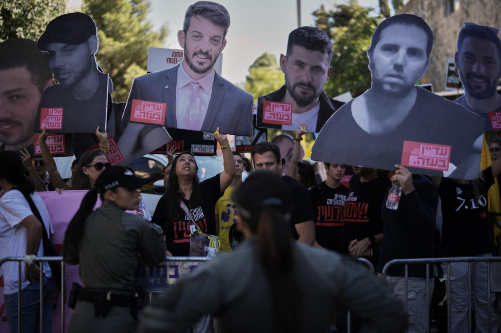 JB 26 Jeruzalem - Izraelčania a príbuzní izraelských rukojemníkov zadržiavaných Hamasom sa zhromažďujú počas spomienkového pochodu pri príležitosti druhého výročia útoku palestínskeho militantného hnutia Hamas FOTO: TASR/AP