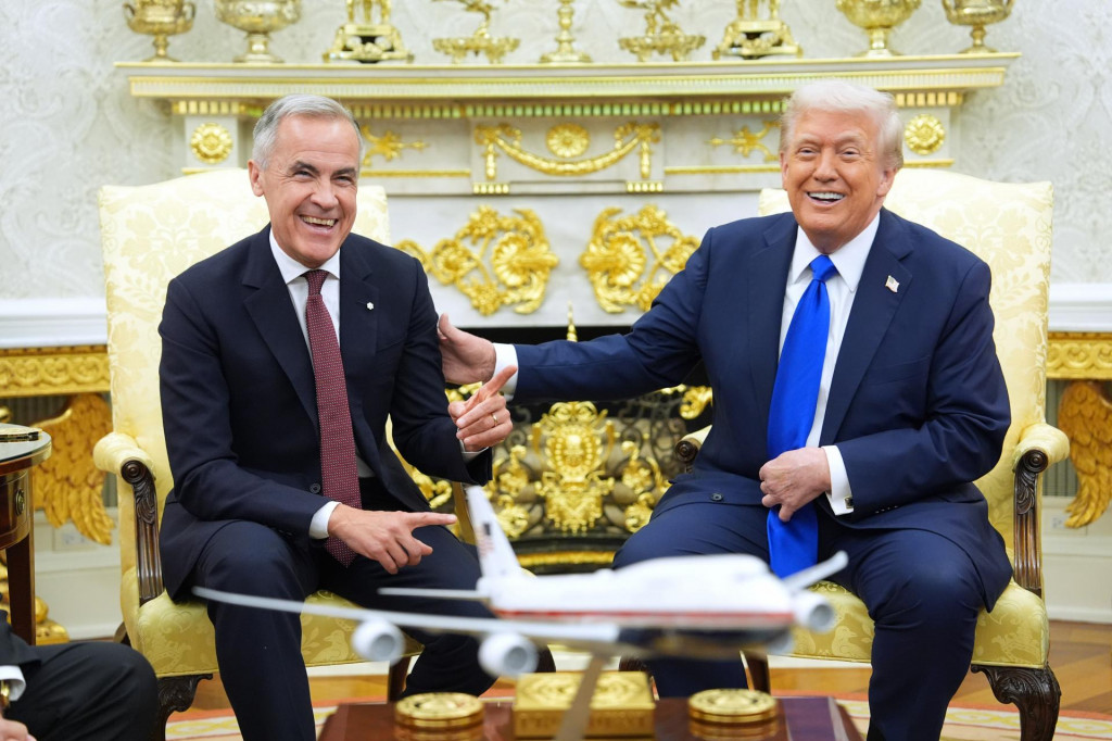 Americký prezident Donald Trump (vpravo) a kanadský premiér Mark Carney sa smejú počas stretnutia v Bielom dome vo Washingtone. FOTO: TASR/AP