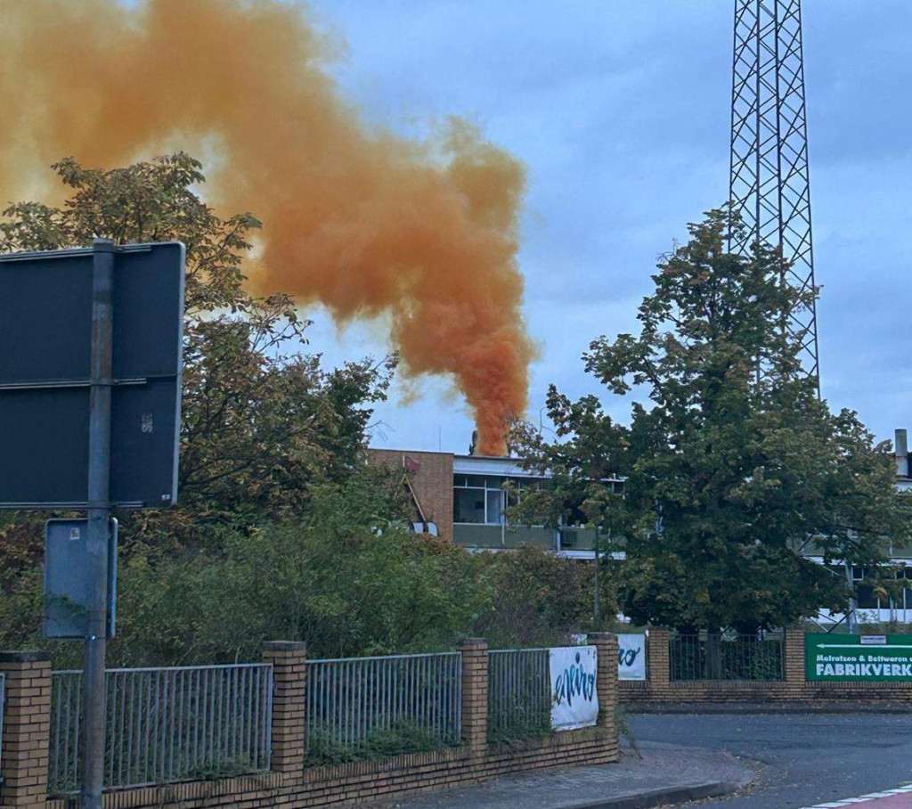 Na snímke oblak žltkastého plynu, ktorý unikol v dôsledku havárie v priemyselnom závode v západobavorskom meste Mainaschaff. FOTO: TASR/DPA