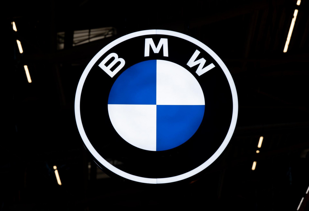 Na archívnej snímke logo nemeckého výrobcu luxusných automobilov BMW. FOTO: TASR/DPA