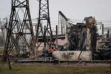 Vysokonapäťová rozvodňa spoločnosti Ukrenergo poškodená ruským vojenským útokom. FOTO: Reuters