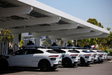 Bezpilotné vozidlá Waymo sa nabíjajú na nabíjacej stanici v meste Santa Monica v Kalifornii. FOTO: REUTERS