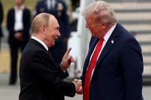 Vladimir Putin a Donald Trump počas stretnutia na Aljaške. FOTO: REUTERS