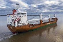 Na archívnej snímkenákladná loď plaviaca sa pod holandskou vlajkou Minervagracht. FOTO: TASR/AP