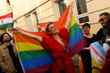 Osoba drží dúhovú vlajku počas pochodu Pecs Pride March v maďarskom meste Pécsi. FOTO: Reuters