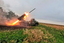 Na snímke z videa zverejnenej ruským ministerstvom obrany ruská húfnica ”Grad” páli na ukrajinské pozície na neznámom mieste na Ukrajine 6. októbra 2025. FOTO: TASR/AP
