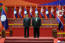 Severokórejský líder Kim Čong-un v utorok v Pchjongjangu rokoval s laoským prezidentom Thonglounom Sisoulithom. FOTO: REUTERS/KCNA