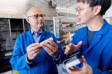 Profesor chémie na Kalifornskej univerzite v Berkeley, Omar Yaghi, pracuje vo svojom laboratóriu na Kalifornskej univerzite. FOTO: Reuters