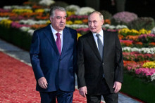 Tadžický prezident Emomali Rahmon víta ruského prezidenta Vladimira Putina. FOTO: Reuters