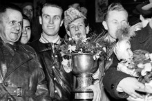 Brankár Bohumil Modrý s trofejou pre hokejových majstrov sveta 1949.
