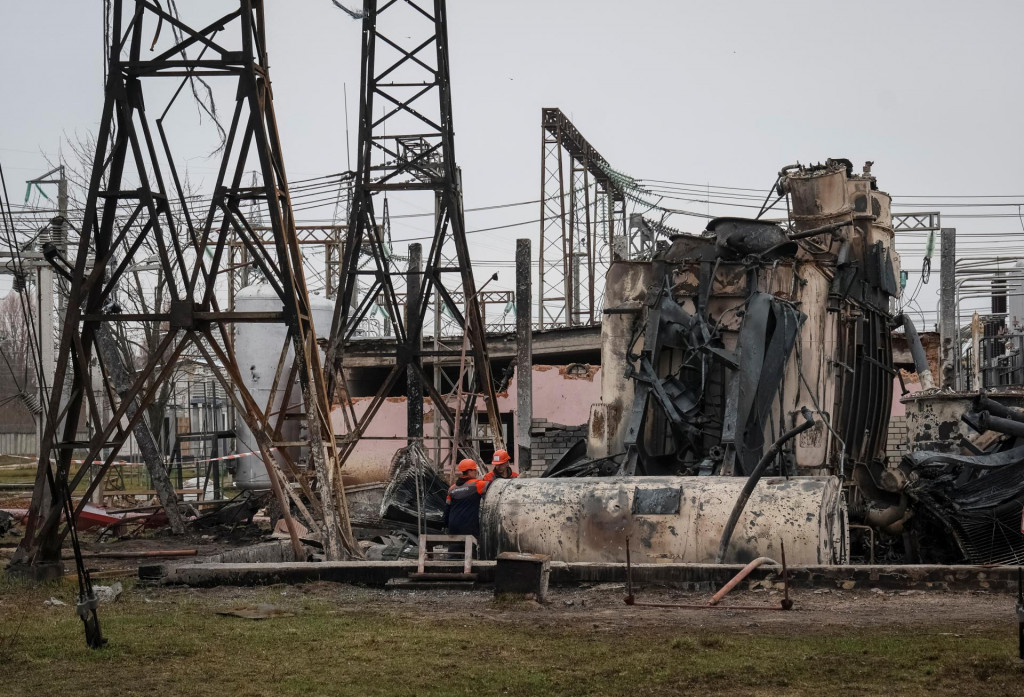 Vysokonapäťová rozvodňa spoločnosti Ukrenergo poškodená ruským vojenským útokom. FOTO: Reuters