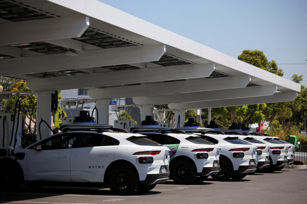 Bezpilotné vozidlá Waymo sa nabíjajú na nabíjacej stanici v meste Santa Monica v Kalifornii. FOTO: REUTERS