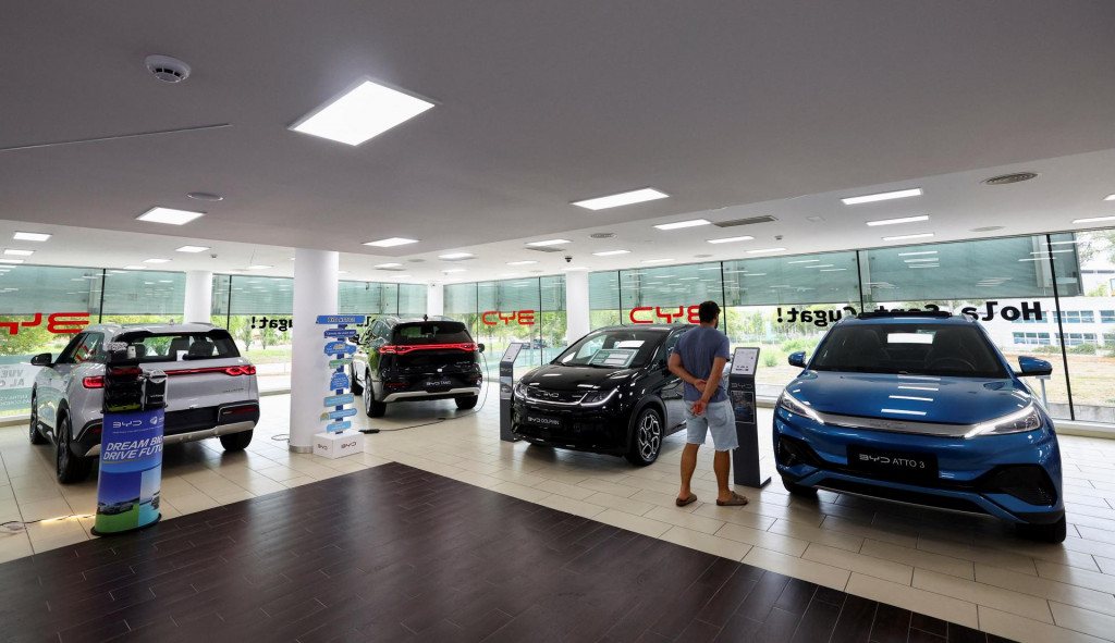 Európski výrobcovia automobilov prehrávajú s Čínou od roku 2015. Odvetvie do roku 2022 stratilo 240-tisíc pracovných miest. FOTO: Reuters/A. Gea