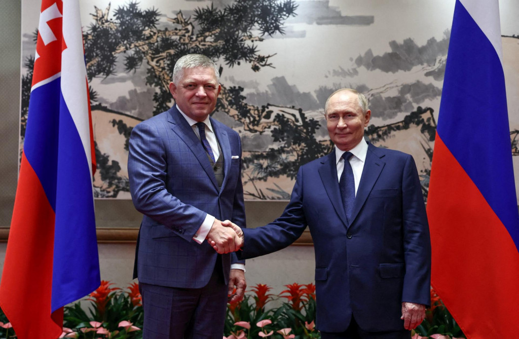 Na snímke slovenský premiér Robert Fico s ruským prezidentom Vladimirom Putinom. Rokovali začiatkom septembra tohto roka v Pekingu.

FOTO: REUTERS
