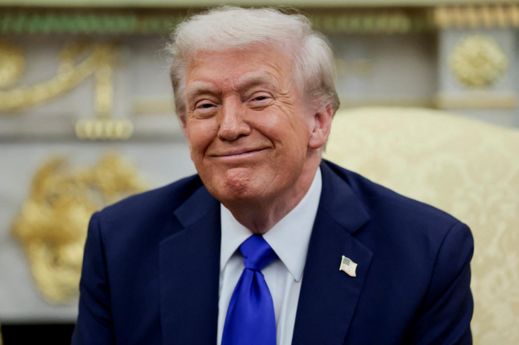 U.S. President Donald Trump reacts as he and Canada‘s Prime Minister Mark Carney (not pictured) meet in the Oval Office at the White House in Washington, D.C., U.S., October 7, 2025. REUTERS/Evelyn Hockstein FOTO: Evelyn Hockstein