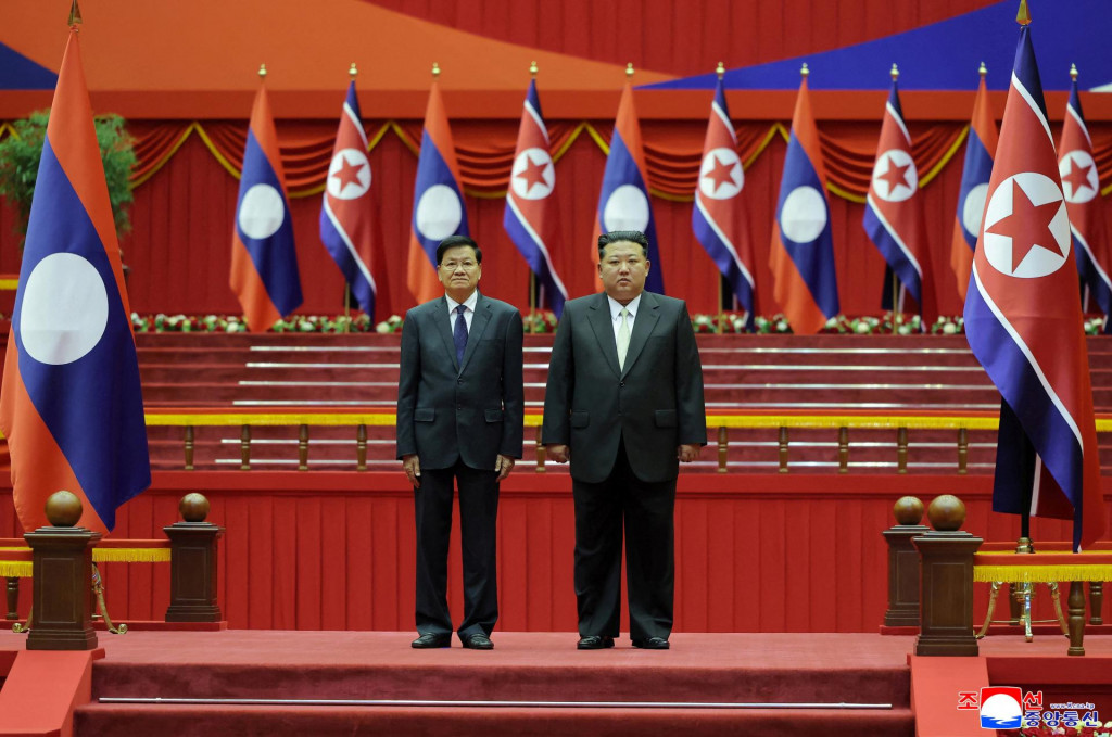 Severokórejský líder Kim Čong-un v utorok v Pchjongjangu rokoval s laoským prezidentom Thonglounom Sisoulithom. FOTO: REUTERS/KCNA
