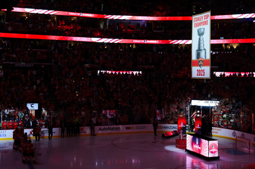 Otvárací ceremoniál pred úvodným zápasom tohtoročnej základnej časti NHL Florida Panthers - Chicago Blackhawks. FOTO: REUTERS