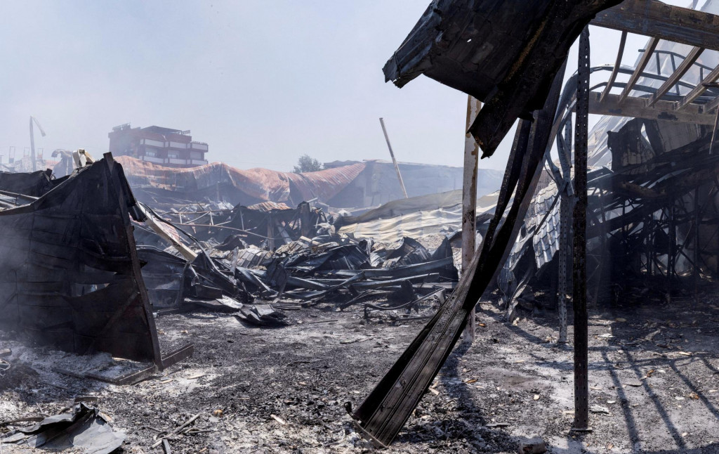Dym stúpa zo spáleného nákupného centra, ktoré bolo vyplienené počas protestov proti častým výpadkom prúdu a nedostatku vody v Antananarive na Madagaskare. FOTO: Reuters