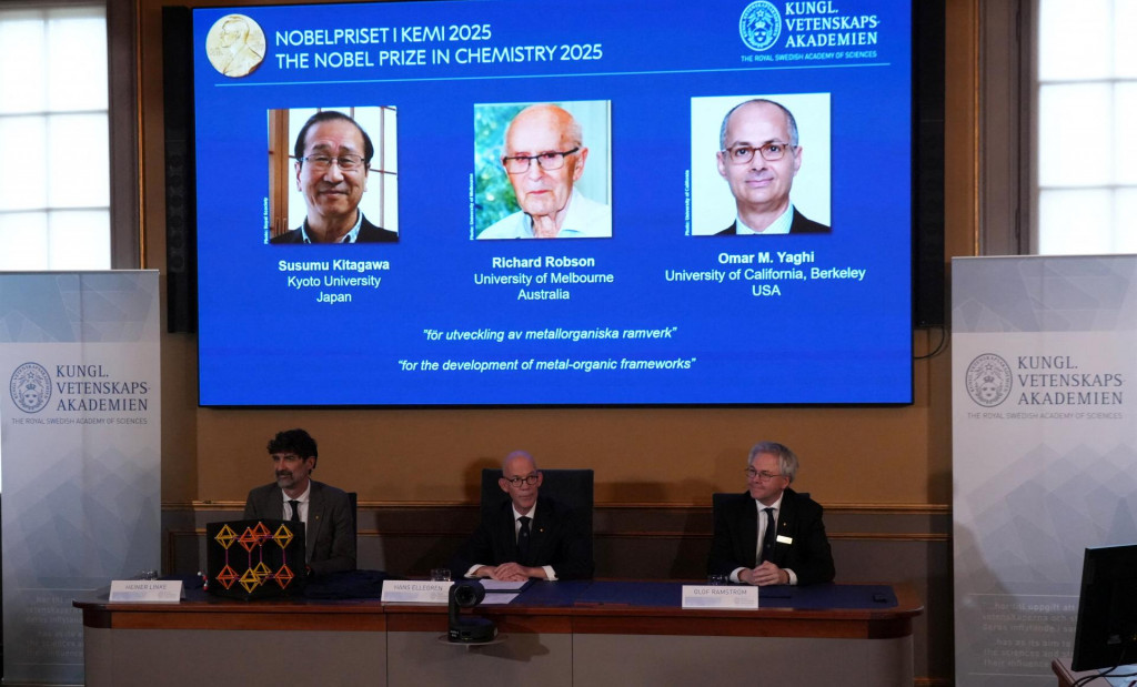 Na obrazovke sú zobrazení laureáti Nobelovej ceny za chémiu za rok 2025, Susumu Kitagawa, Richard Robson a Omar Yaghi.