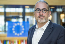 Europoslanec Martin Hojsík pózuje v budove Európskeho parlamentu. FOTO: TASR/Jakub Kotian