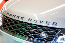 Automobilka Jaguar Land Rover musela odstaviť linky kvôli kybernetickému útoku. FOTO TASR/DPA
