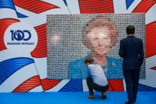 Thatcherová verila, že štát musí schudnúť, aby mohol rásť. Privatizovala, upravovala dane a oslabovala vplyv odborov. FOTO: Reuters