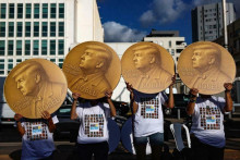 Demonštranti s podobizňami Donalda Trumpa v štýle zlatej Nobelovej medaily požadovali 2. septembra v Tel Avive prepustenie všetkých izraelských rukojemníkov. FOTO: Reuters