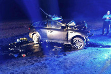 Na snímke vrak auta po tragickej zrážke dvoch osobných vozidiel, ku ktorej došlo medzi obcami Heľpa a Závadka nad Hronom v okrese Brezno v stredu 8. októbra 2025. FOTO: TASR/Záchranná zdravotná služba NsP Brezno