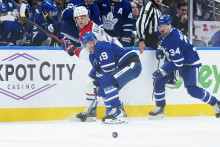 Center tímu Toronto Maple Leafs Calle Jarnkrok (19) bojuje pri mantineloch s ľavým krídelníkom tímu Montreal Canadiens Jurajom Slafkovským (20) počas tretej tretiny v Scotiabank Arene. FOTO: Nick Turchiaro/Imagn Images